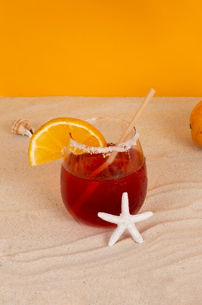 Sommerliche Stimmung mit Cocktail und Obst