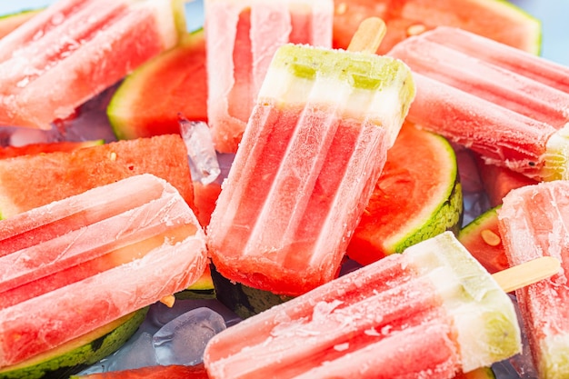 Sommerlicher Durstlöscher für Gourmet-Wassermelonen-Eis am Stiel