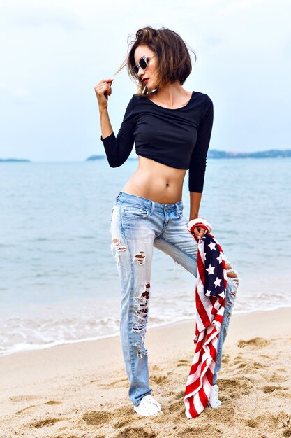 Sommermodeporträt der Frau mit atemberaubender Passform, Jeans und Crop-Top tragend