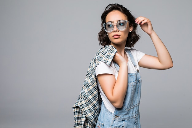 Sommermodeporträt im Freien der schönen eleganten Frau, die Sonnenbrille lokalisiert trägt