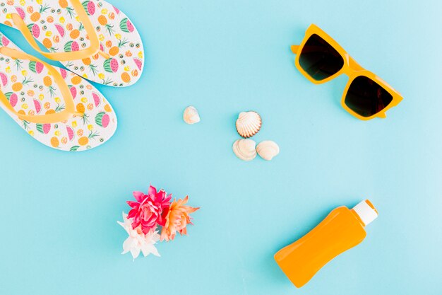 Sommersachen auf hellem Hintergrund