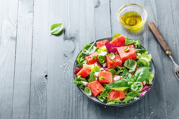 Sommersalat mit Wassermelone und Salatblättern