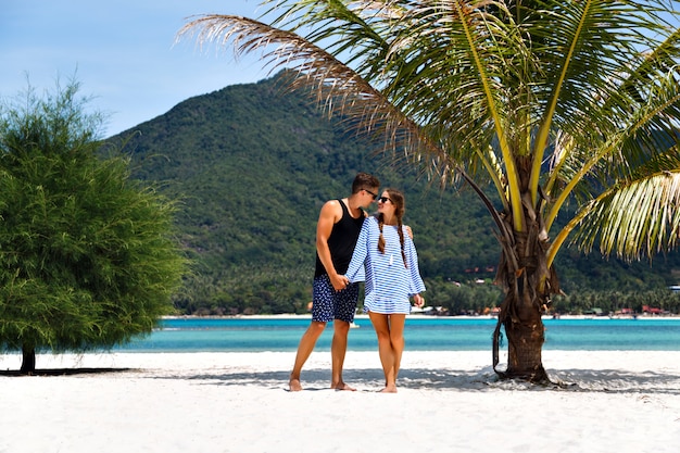 Sommersonnenporträt des niedlichen Paares, das romantischen Urlaub in tropischer Insel hat
