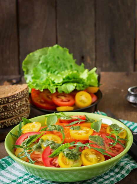 Sommertomatensalat mit Basilikum, Pesto und Rucola