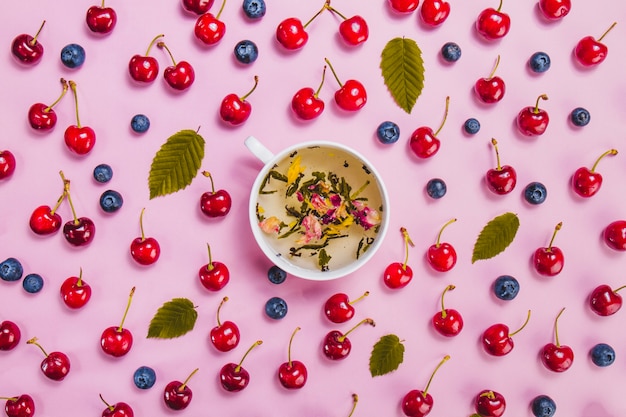 Sommerzusammensetzung mit Becher und Früchten