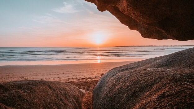 Sonne durch die Klippen des Strandes gesehen