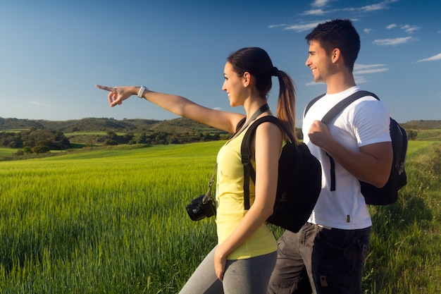 Sonne männliches Feld Pose Frieden