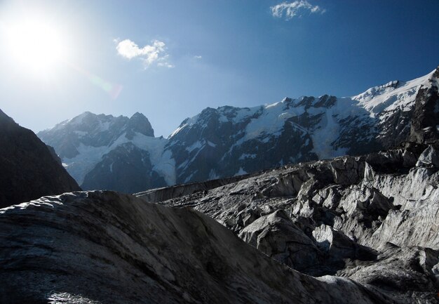 Sonne scheint in den Bergen