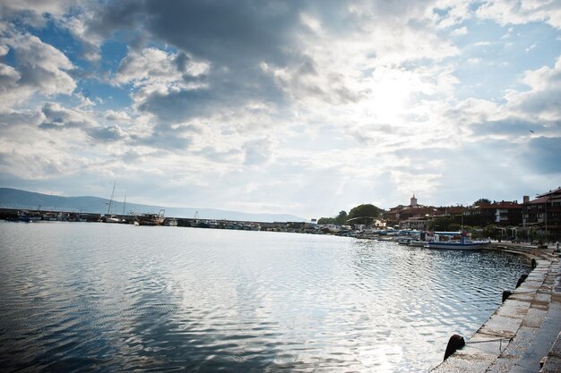 Sonnenaufgang an der Küste von Nessebar Bulgarien