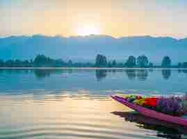 Kostenloses Foto sonnenaufgang auf dal see, kaschmir indien.