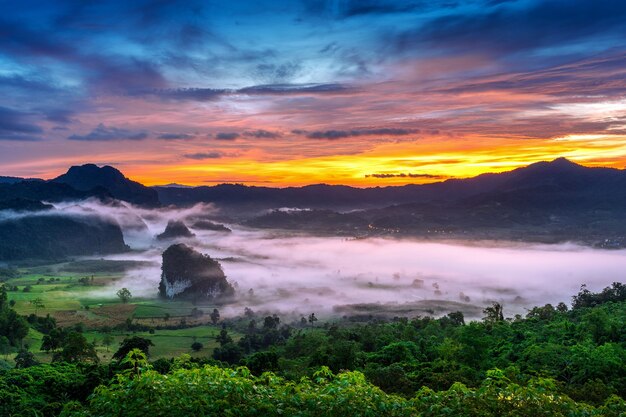 Sonnenaufgang auf dem Morgennebel bei Phu Lang Ka, Phayao in Thailand.