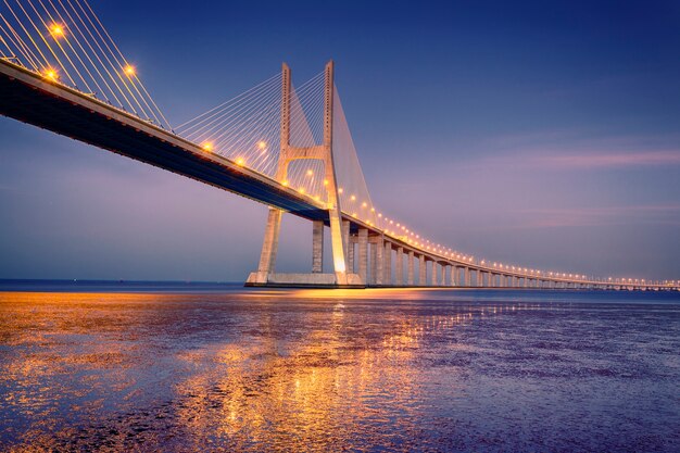 Sonnenaufgang auf Vasco da Gama Brücke in Lissabon, Portugal