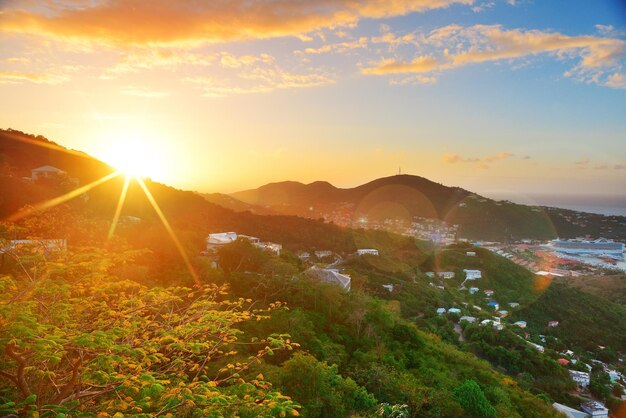 Sonnenaufgang der Jungferninseln St. Thomas mit bunten Wolken, Gebäuden und Strandküstenlinie.