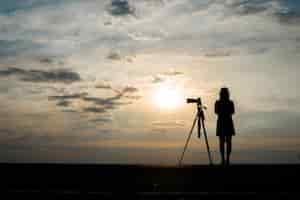 Kostenloses Foto sonnenaufgang person dämmerung fotografie sonnenuntergang