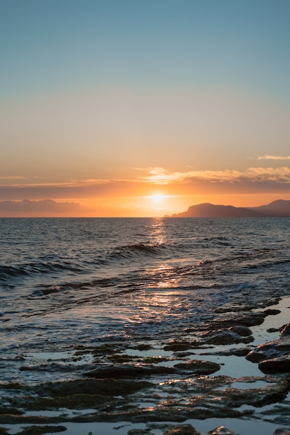 Sonnenaufgang über dem Meer und wunderschöne Meereslandschaft