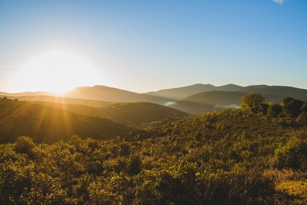 Sonnenaufgang über hügelige Landschaft