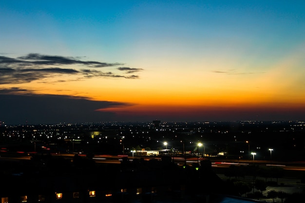 Kostenloses Foto sonnenaufgang über stadt