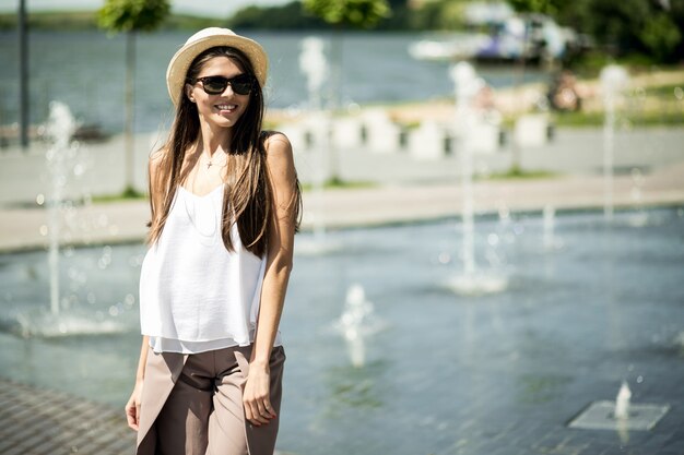 Sonnenbaden blonde Outfit angenehm