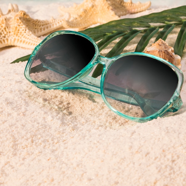 Sonnenbrille am Sandstrand liegen