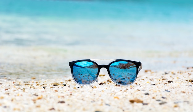 Sonnenbrille auf dem Sand