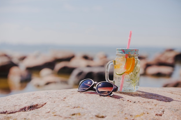 Sonnenbrille mit erfrischendem Getränk