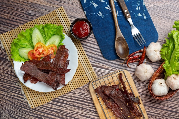 Sonnengetrocknetes Rindfleisch mit Tomatensauce und gedämpftem Reis gebraten