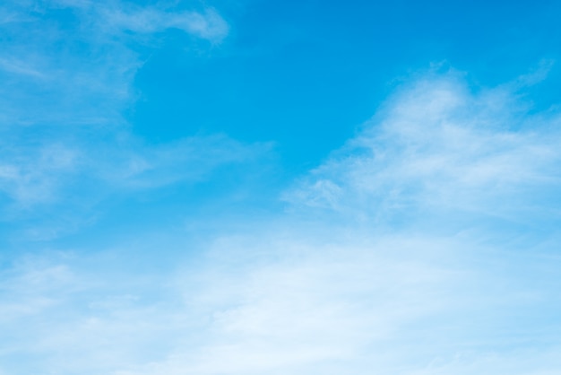 Sonnenschein Wolken Himmel am Morgen Hintergrund. Blauer, weißer Pastellhimmel, weiches Fokusobjektiv Flare Sonnenlicht. Zusammenfassung verschwommenes Cyan-Gefälle der friedlichen Natur. Offener Blick aus Fenster schöne Sommer Frühling