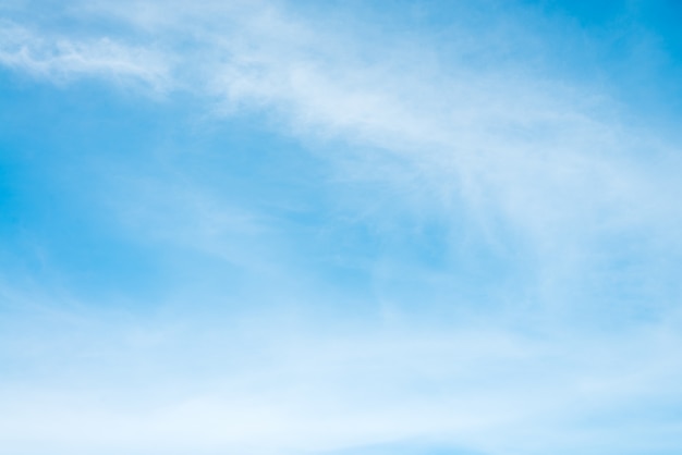 Sonnenschein Wolken Himmel am Morgen Hintergrund. Blauer, weißer Pastellhimmel, weiches Fokusobjektiv Flare Sonnenlicht. Zusammenfassung verschwommenes Cyan-Gefälle der friedlichen Natur. Offener Blick aus Fenster schöne Sommer Frühling