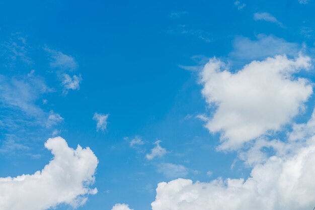 Sonnenschein Wolken Himmel am Morgen Hintergrund. Blauer, weißer Pastellhimmel, weiches Fokusobjektiv Flare Sonnenlicht. Zusammenfassung verschwommenes Cyan-Gefälle der friedlichen Natur. Offener Blick aus Fenster schöne Sommer Frühling