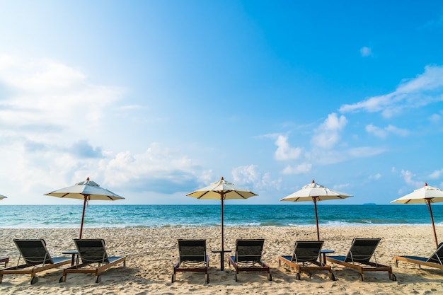 Sonnenschirm und Stuhl am Strand und am Meer