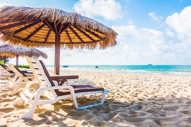 Sonnenschirm und Stuhl am Strand
