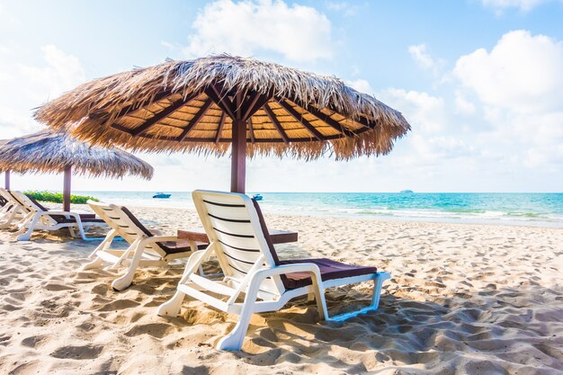 Sonnenschirm und Stuhl am Strand