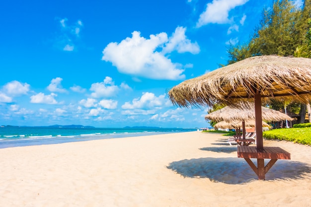 Sonnenschirm und Stuhl am Strand