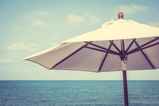 Kostenloses Foto sonnenschirm und stuhl am tropischen schönen strand