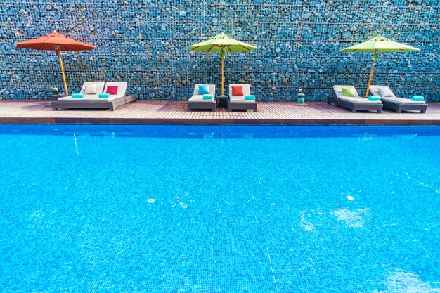 Sonnenschirm und Stuhl rund um den Pool