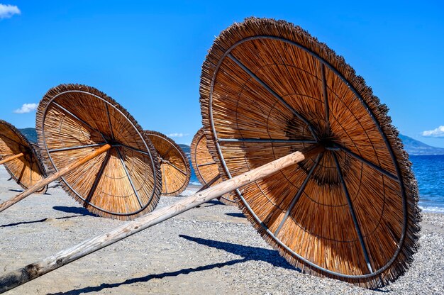 Sonnenschirme am Strand in Asprovalta, Griechenland verlassen