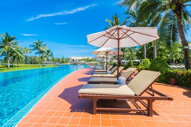 Sonnenschirme und Hängematten in der Nähe zu einem Pool