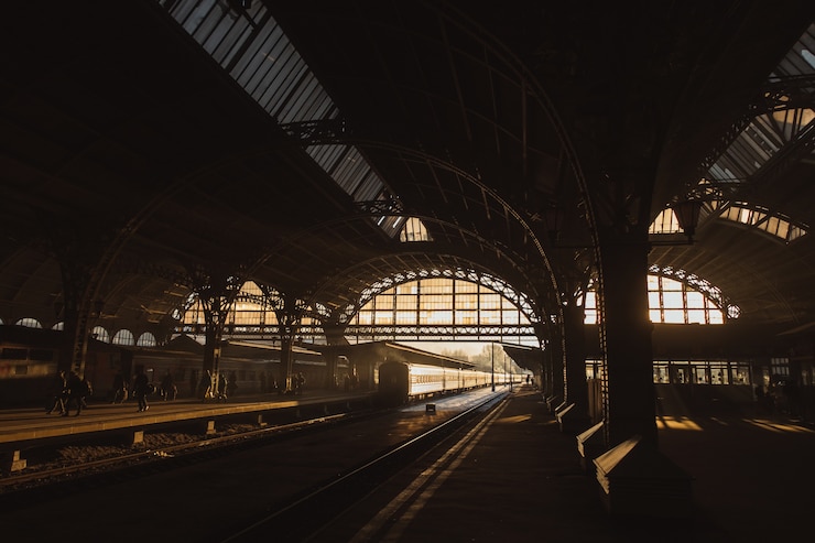 Kostenlose Foto sonnenuntergang am bahnhof