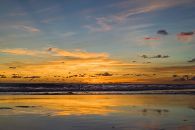 Sonnenuntergang am Meer. schöner heller Himmel, Reflexion im Wasser, Wellen.