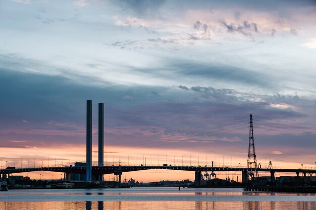 Sonnenuntergang am Meer und Brücke