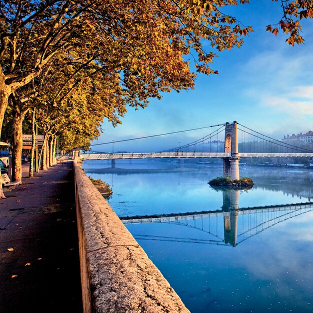 Sonnenuntergang auf Fußgängerbrücke in der Stadt Lyon im Herbst