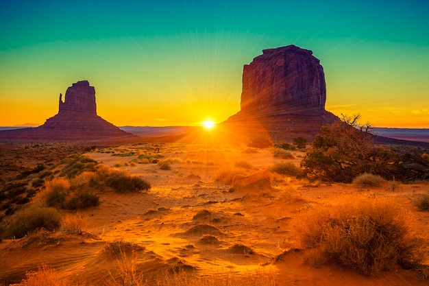 Sonnenuntergang bei den Schwestern im Monument Valley, USA