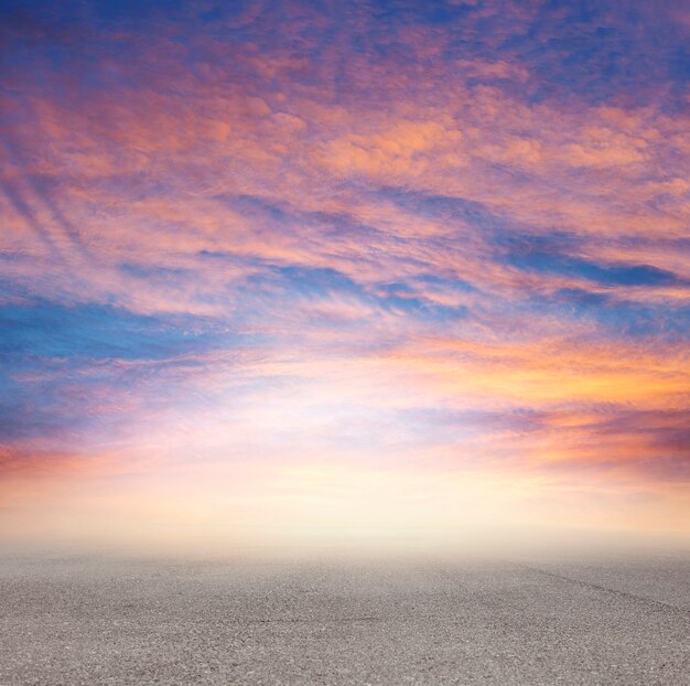 Sonnenuntergang in der einsamen Straße