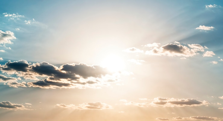 Kostenlose Foto sonnenuntergang mit kleinen wolken