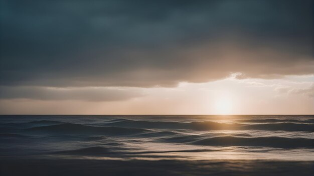 Sonnenuntergang über dem Meer Dramatische Meereslandschaft Kopierraum