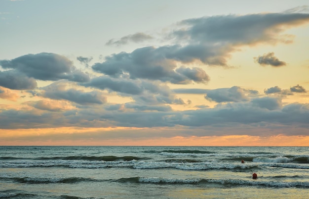 Sonnenuntergang über dem Meer mit bunten Wolken orange Sonnenlicht Herbst Sonnenuntergänge Frühherbst samt Saison Die Idee eines Hintergrunds oder Splash-Screen