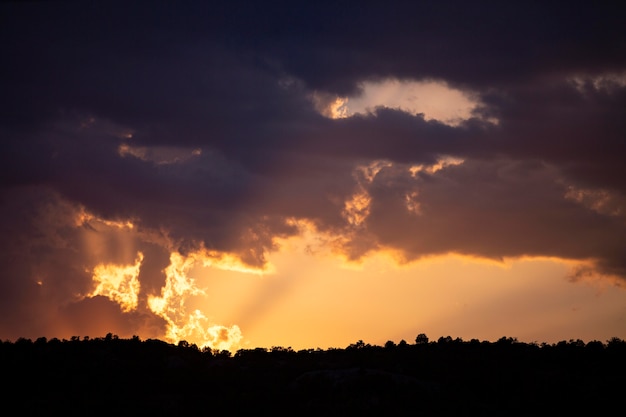 Sonnenunterganghimmel mit Wolkenhintergrund