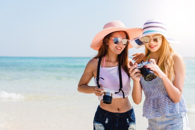 Sonnige Frauen mit ziemlich zusammen