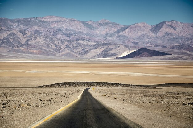 Sonnige Landschaft des Künstlerantriebs im Death Valley National Park, Kalifornien - USA
