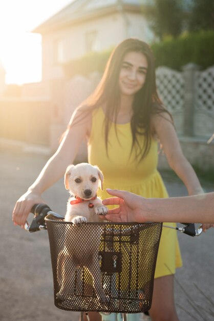 Sonniger Schuss mit Mädchen und ihrem Hund auf dem Fahrrad